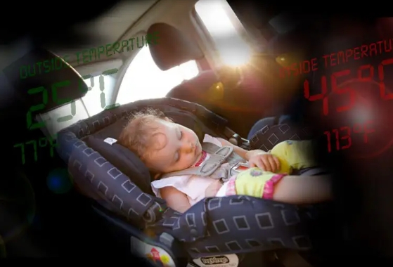 車内で眠る赤ちゃん
